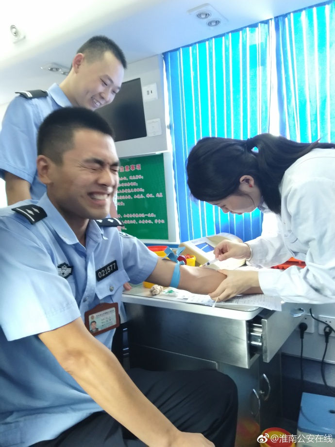 疼skr人！警察在移動獻血車上的表情包亮了